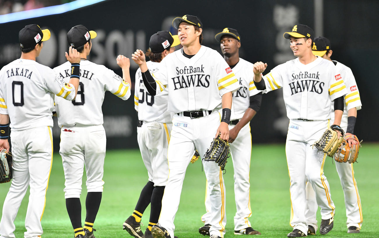 ソフトバンク対楽天　楽天に勝利し、タッチを交わす柳田（中央）らソフトバンクナイン（撮影・岩下翔太）
