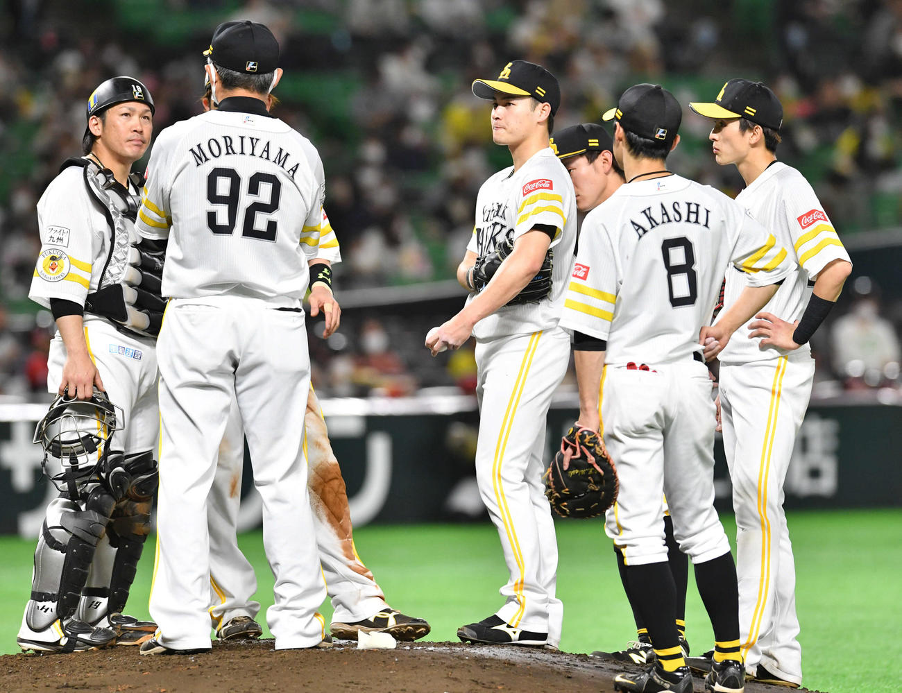 ソフトバンク対楽天　5回表楽天無死一塁、笠谷（中央）は降板となり、悔しそうな表情を見せる（撮影・岩下翔太）