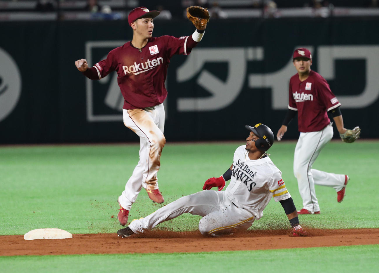 ソフトバンク対楽天　3回裏ソフトバンク1死一、三塁、打者・中村晃のとき一塁走者のグラシアルは二盗成功（撮影・梅根麻紀）