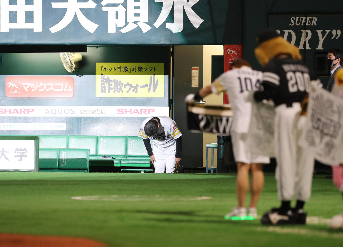 ソフトバンク対楽天　楽天に勝利を飾ったソフトバンク、最後に工藤公康監督はファンにあいさつ（撮影・梅根麻紀）