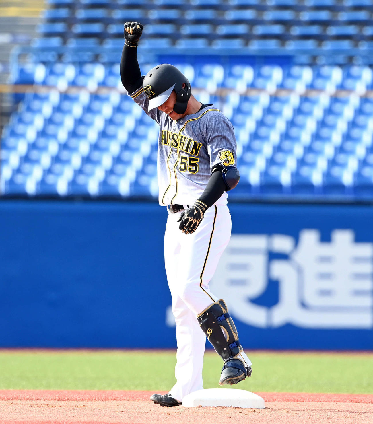 6回表阪神1死一、二塁、左中間に2点適時打を放った代打陽川（撮影・たえ見朱実）