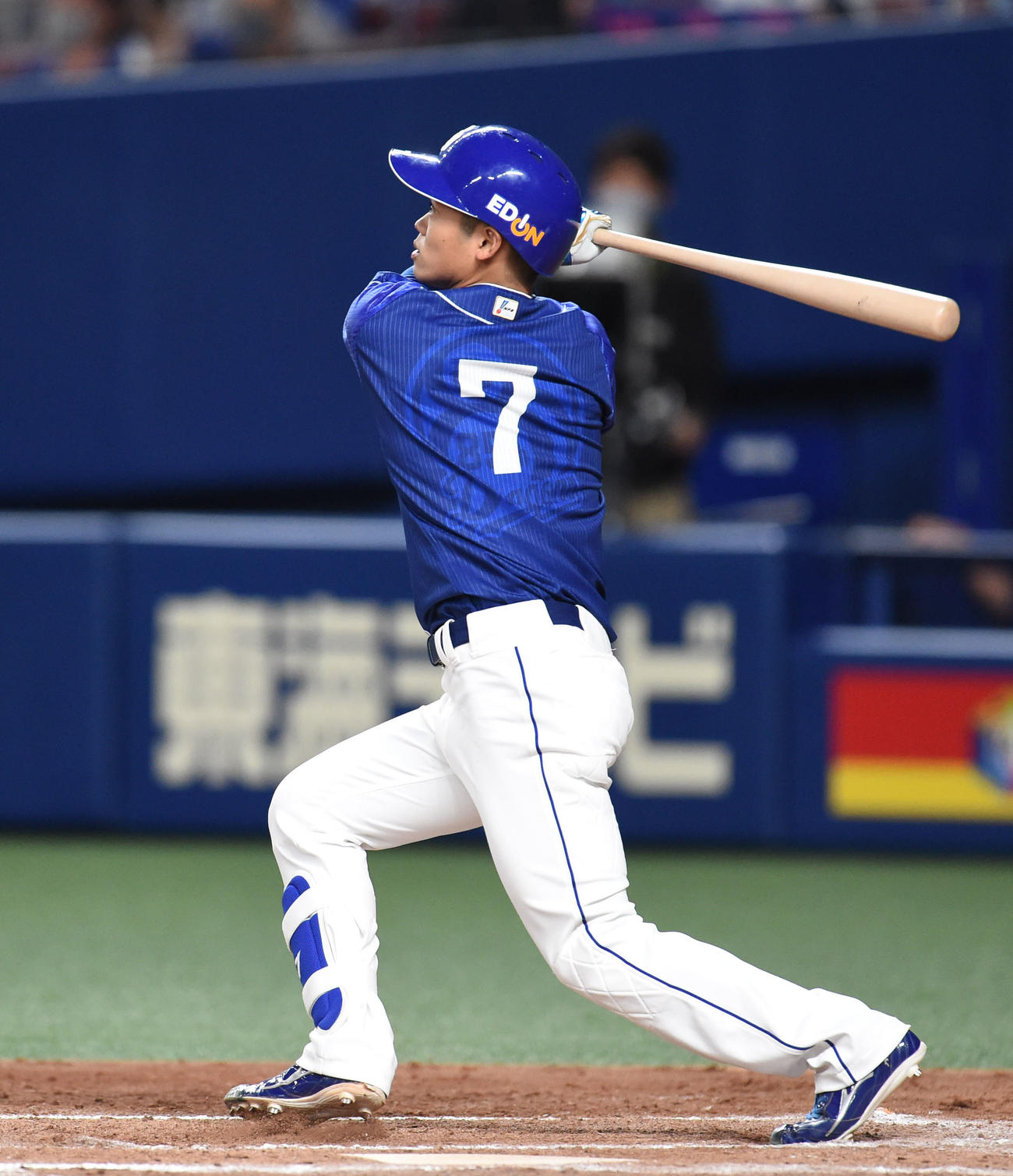 中日対DeNA 3回裏中日1死満塁、右越え満塁本塁打を放った根尾（撮影・森本幸一）