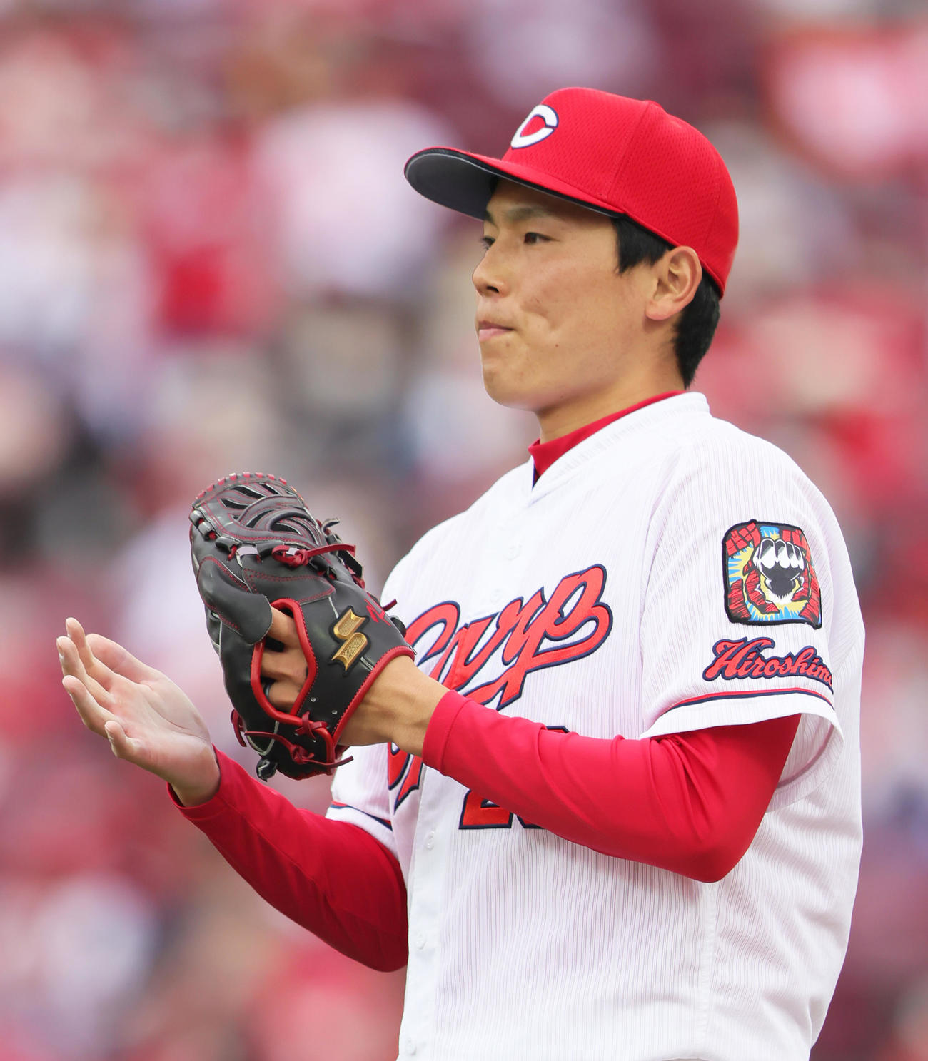 広島対巨人　9回表巨人1死二塁、坂本を三ゴロに仕留め手をたたく栗林（撮影・足立雅史）