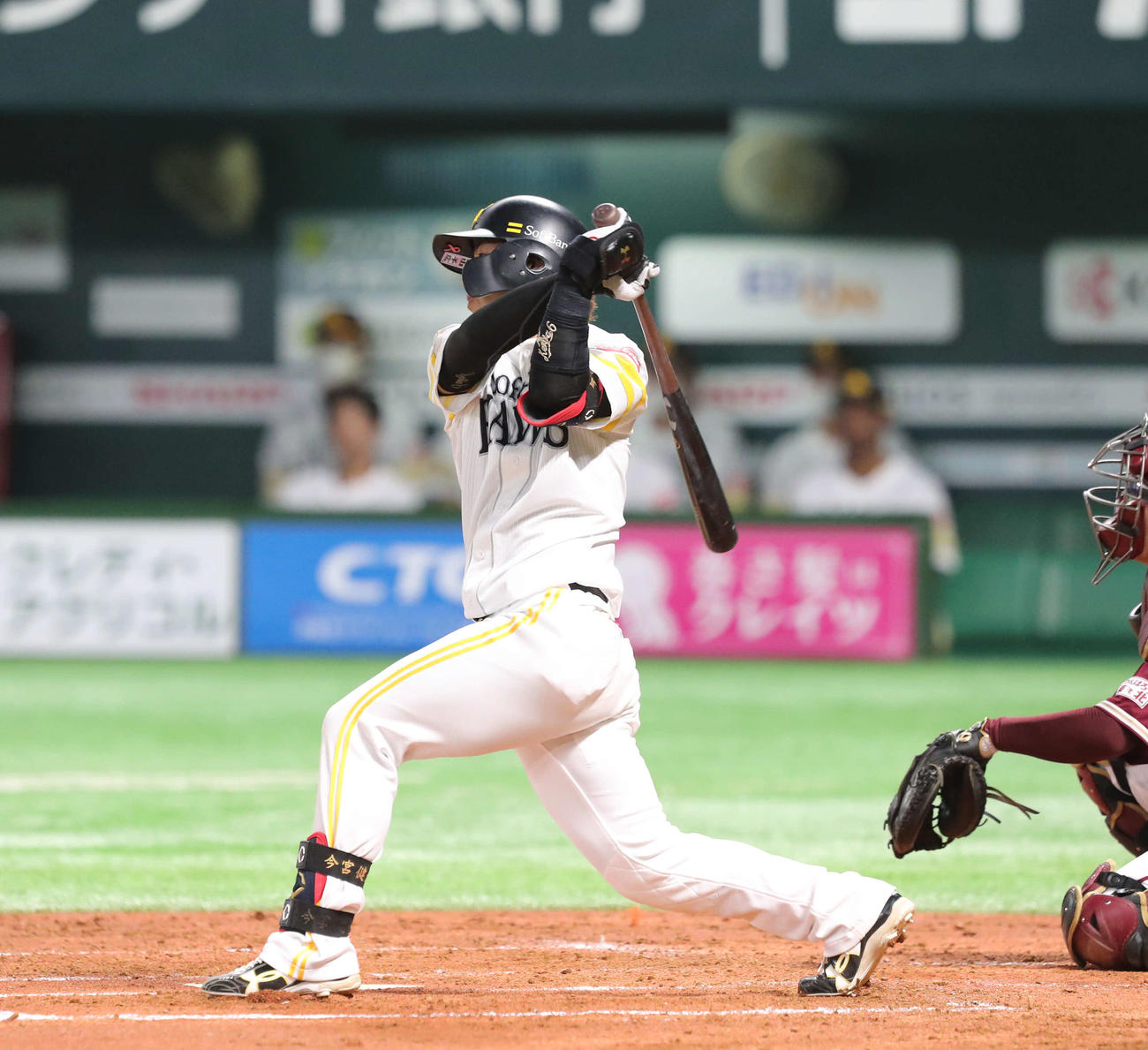 ソフトバンク対楽天　2回裏ソフトバンク2死一塁、今宮は中越えに適時三塁打を放つ（撮影・梅根麻紀）
