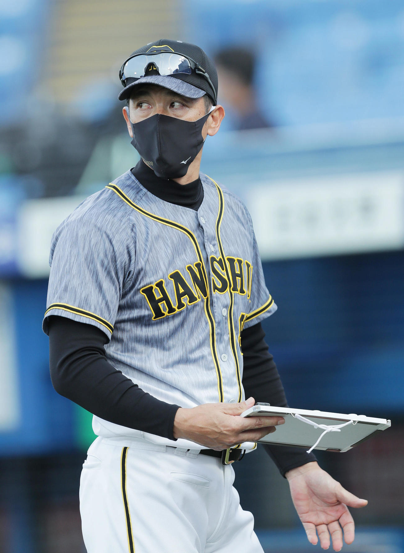 ヤクルト対阪神　9回、選手交代を告げベンチへ戻る阪神矢野監督（撮影・前田充）