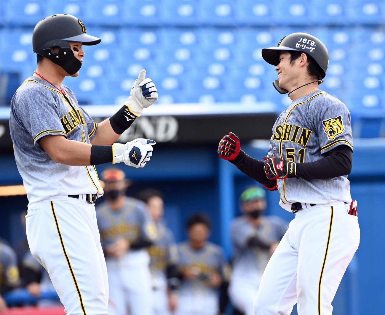 8回表阪神1死二塁、右越えにプロ初本塁打を放った中野（右）を出迎える佐藤輝（撮影・たえ見朱実）