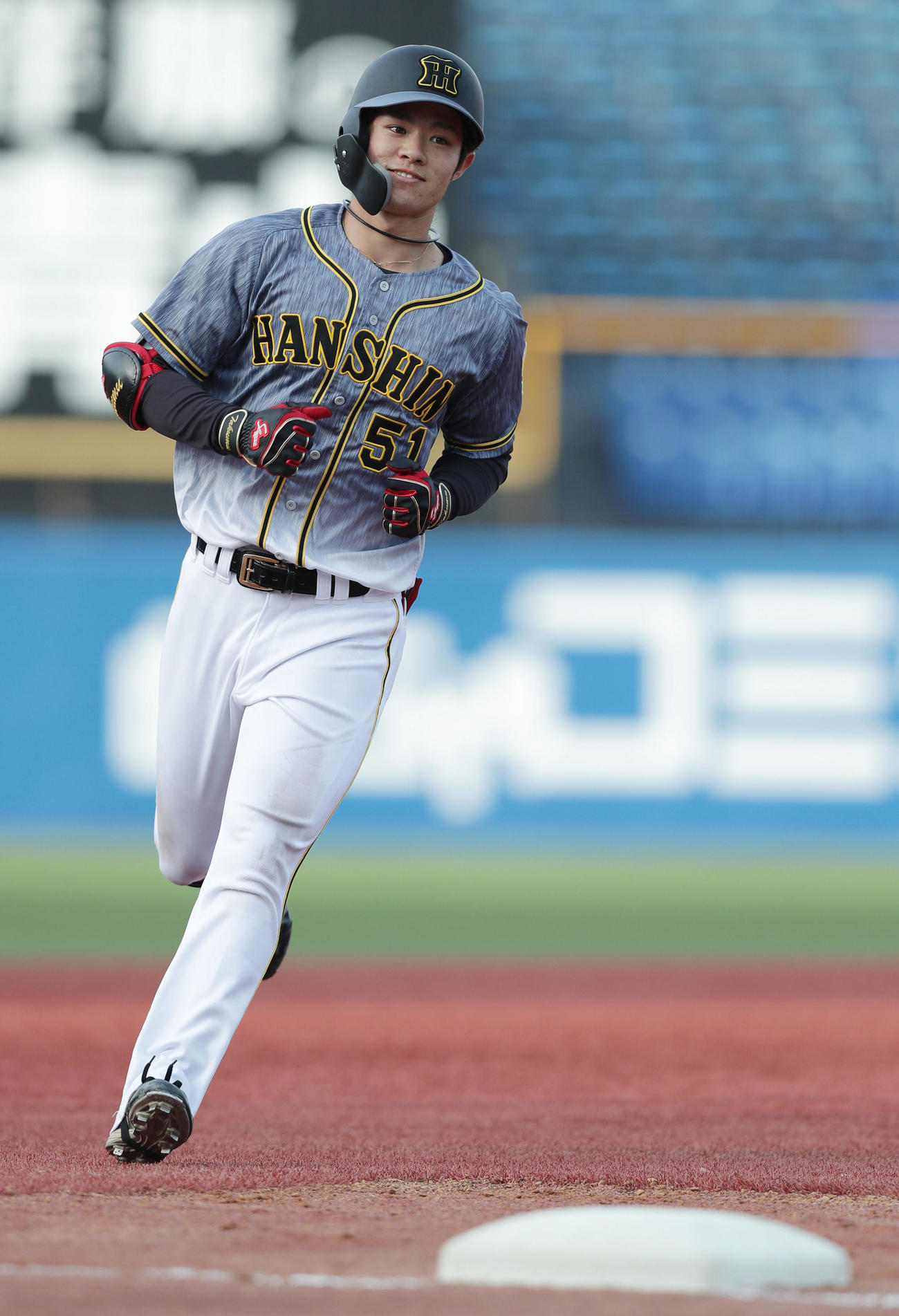 ヤクルト対阪神　8回表阪神1死二塁、右越え2点本塁打を放った中野は笑顔で三塁をまわる（撮影・前田充）