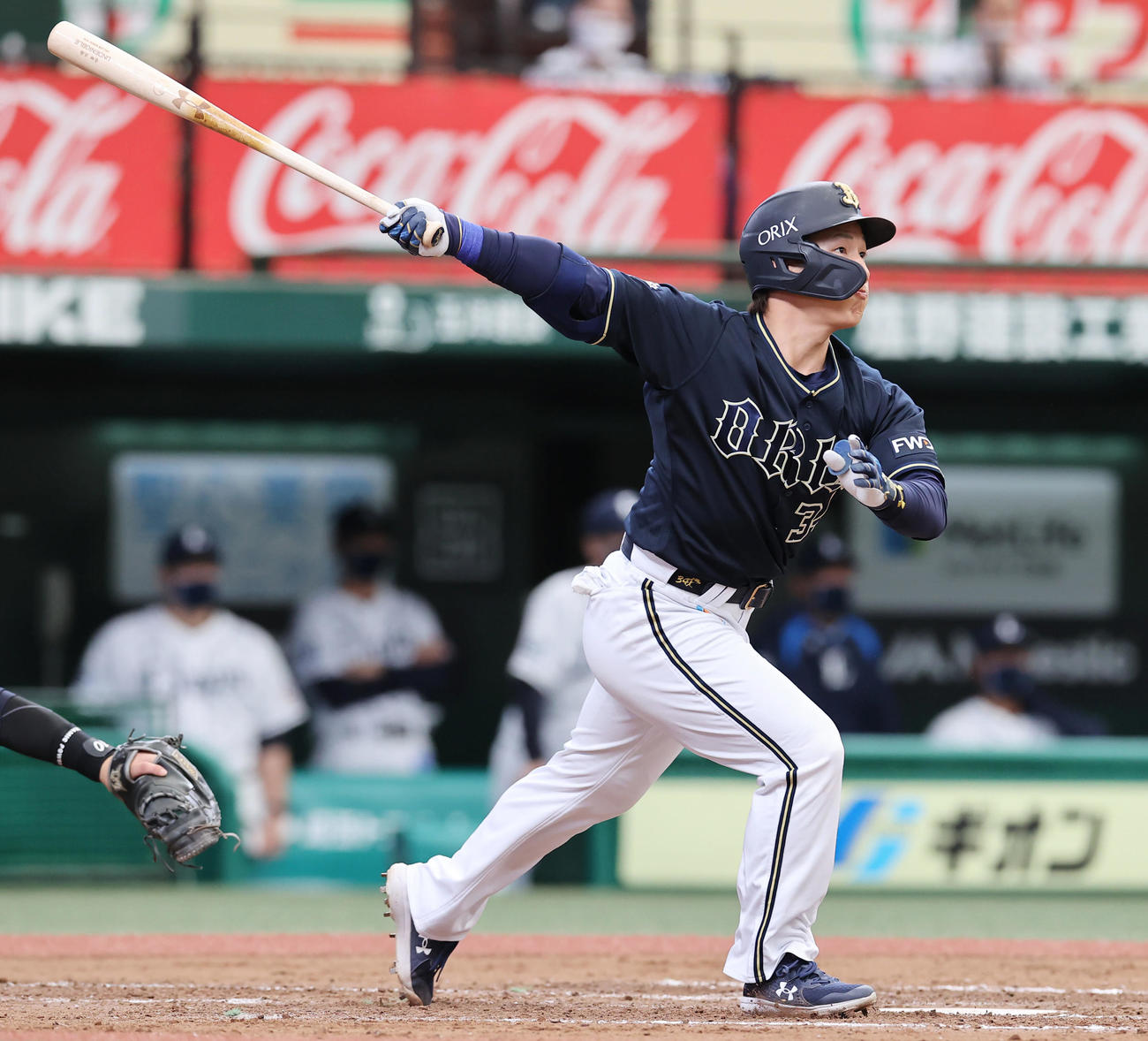 西武対オリックス　3回表オリックス無死、右越えソロ本塁打を放つ吉田正（撮影・垰建太）