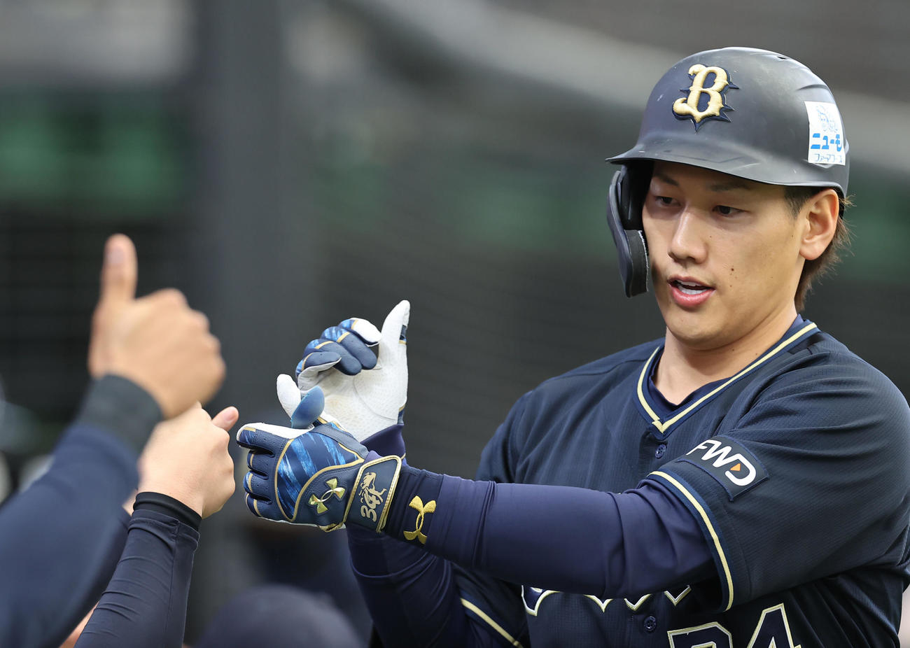 西武対オリックス　3回表オリックス無死、ソロ本塁打を放ちポーズを決める吉田正（撮影・垰建太）