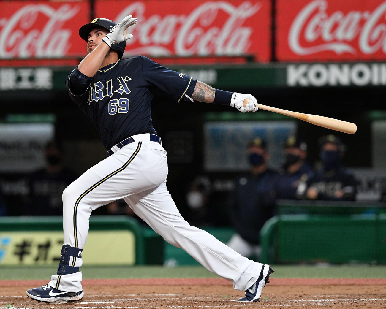 西武対オリックス　8回表オリックス無死一塁、代打ロメロは同点の左越え2点本塁打を放つ（撮影・滝沢徹郎）