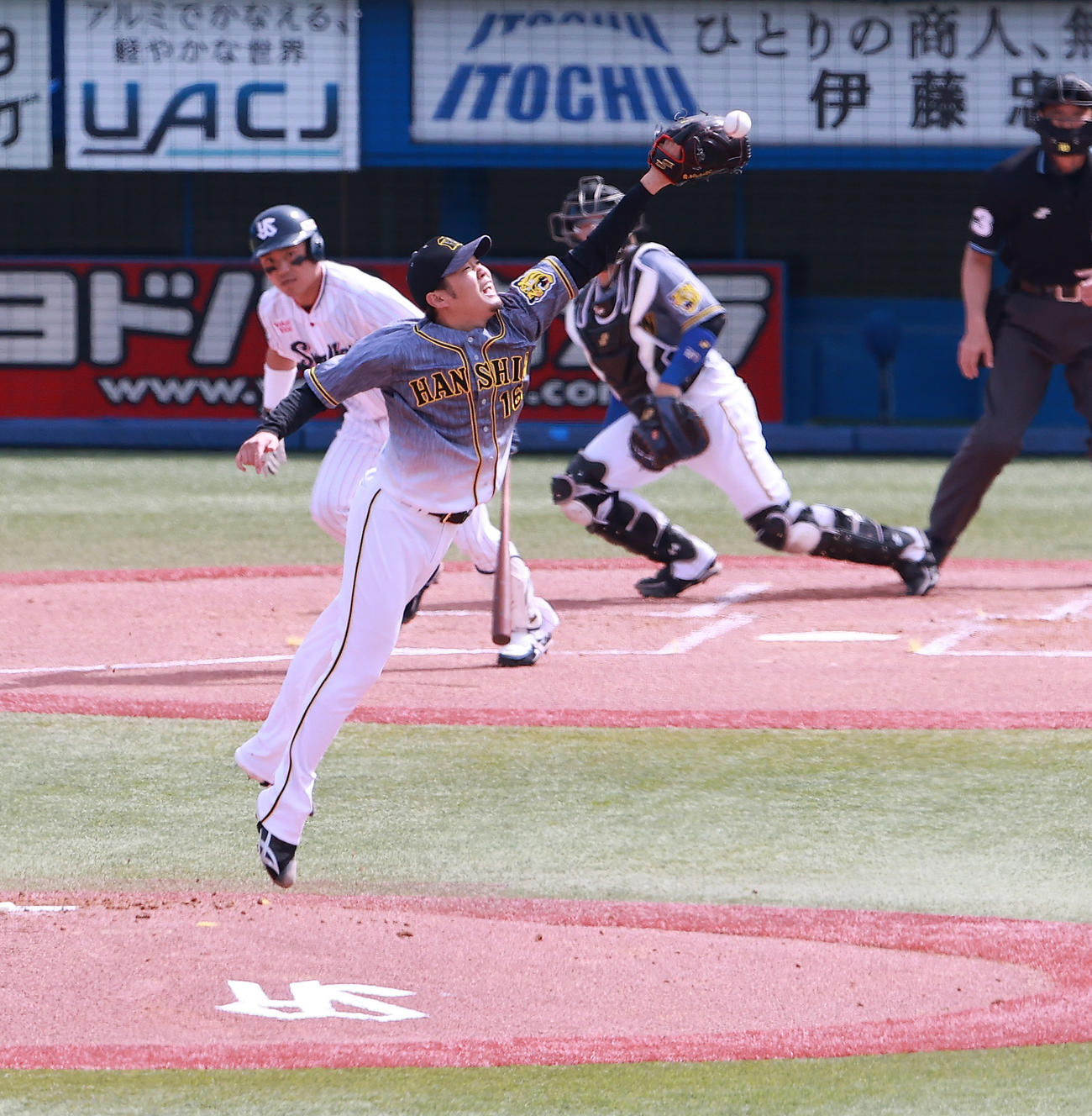 ヤクルト対阪神　1回裏ヤクルト1死、中村の遊ゴロに反応する西勇（撮影・野上伸悟）