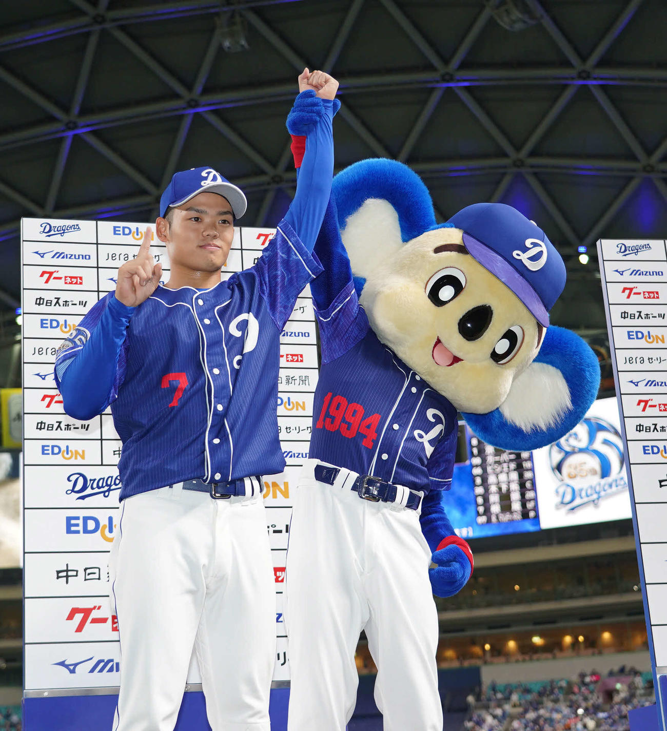 中日対DeNA　ヒーローインタビューを終えドアラとポーズを決める根尾（撮影・森本幸一）