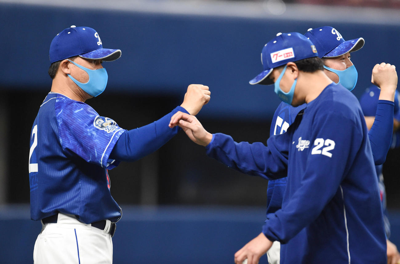 中日対DeNA　試合終了、大野雄を迎える与田監督（左）（撮影・森本幸一）