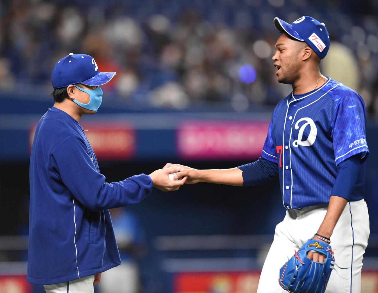 中日対DeNA　試合終了、Rマルティネス（右）から勝利球を受け取る大野雄（左）（撮影・森本幸一）