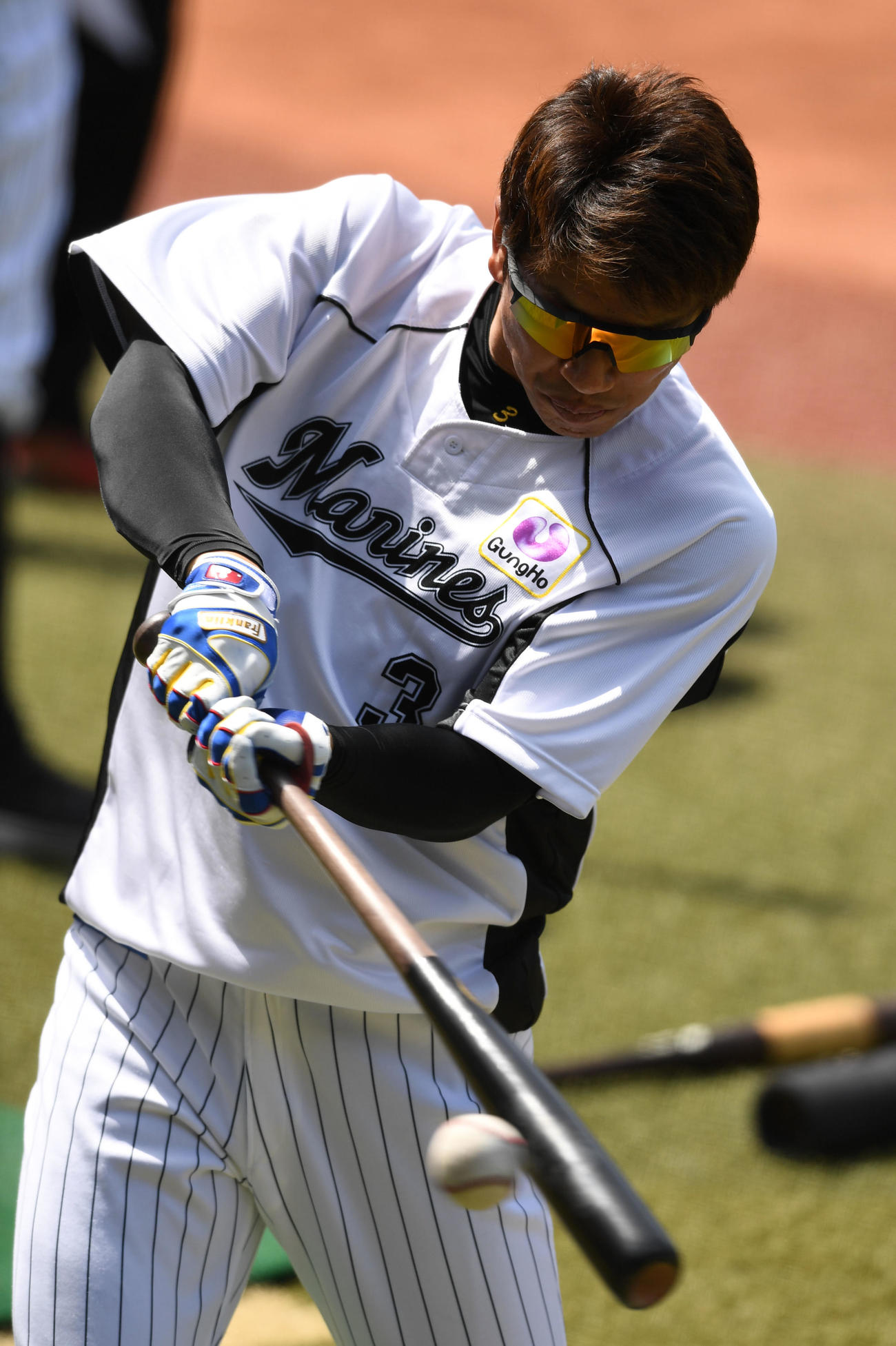 ティー打撃をするロッテ角中（撮影・横山健太）