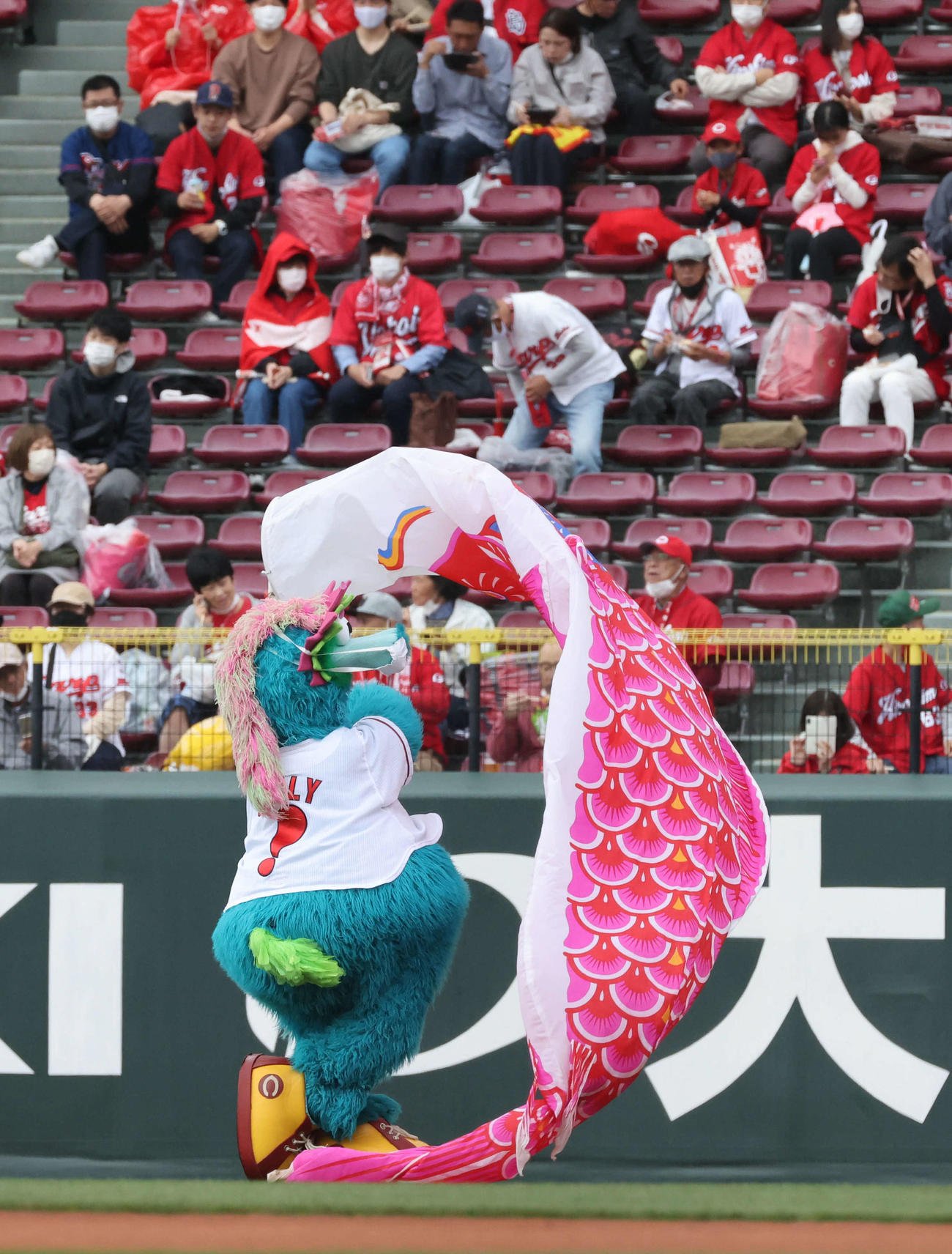 広島対巨人　試合前、こいのぼりを泳がすスラィリー（撮影・加藤孝規）