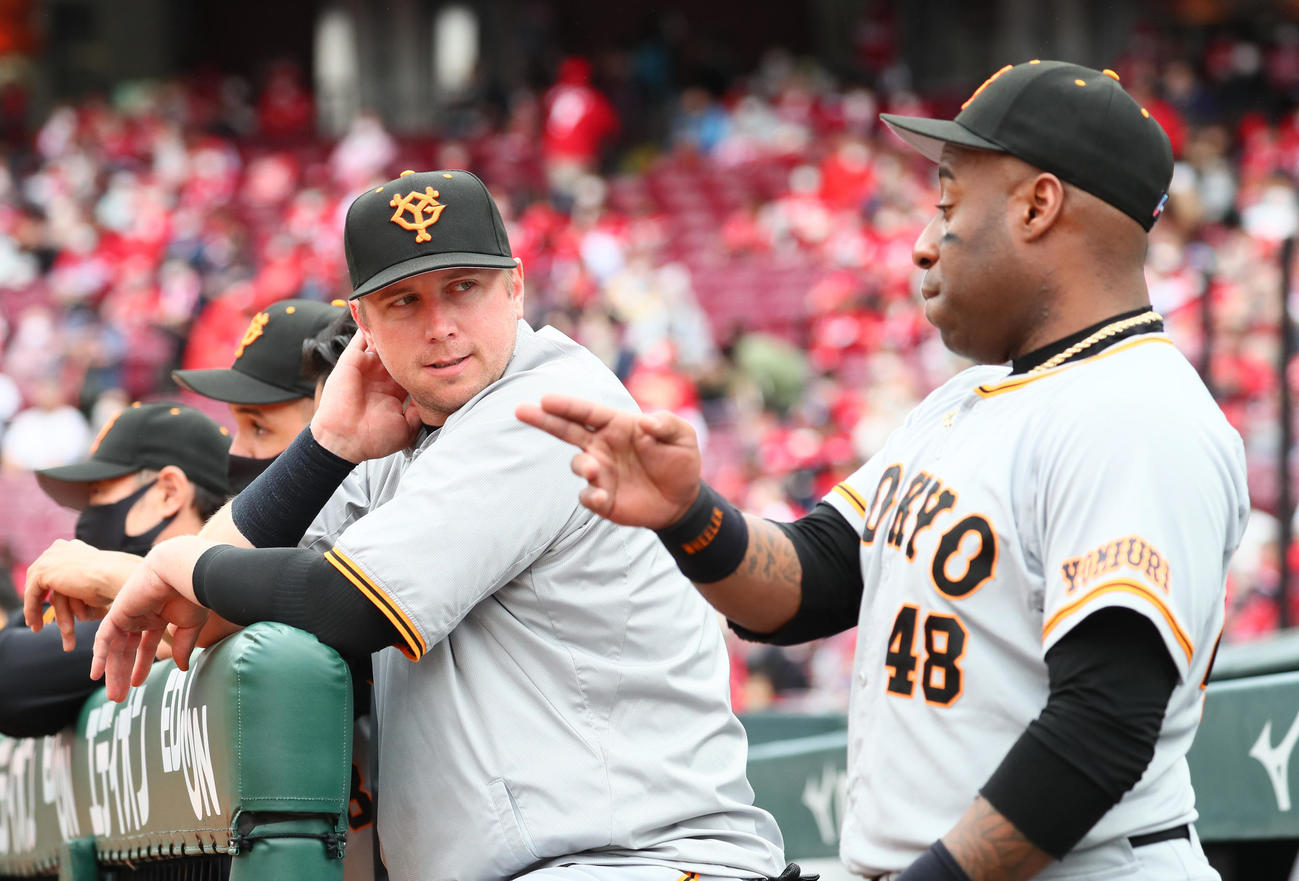 広島対巨人　スタメンを外れた巨人スモーク（左）はベンチでウィーラーと言葉を交わす（撮影・足立雅史）