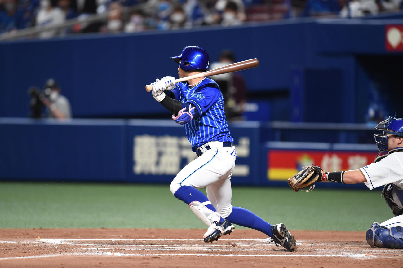 中日対DeNA 7回表DeNA2死満塁、右前2点適時打を放つ桑原（撮影・森本幸一）