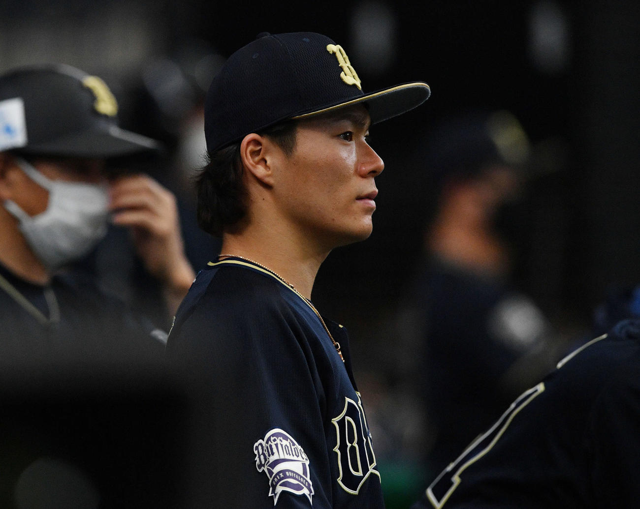 西武対オリックス　7回裏西武1死三塁、森の2点本塁打にベンチでぼう然とするオリックス山本（撮影・滝沢徹郎）
