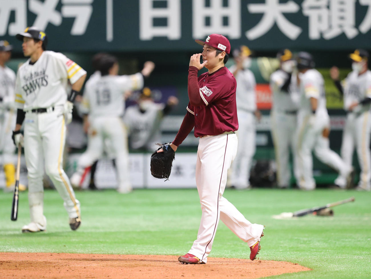 9回裏ソフトバンク2死一、二塁、上林に左前同点適時打を浴びた松井はガックリ（撮影・梅根麻紀）