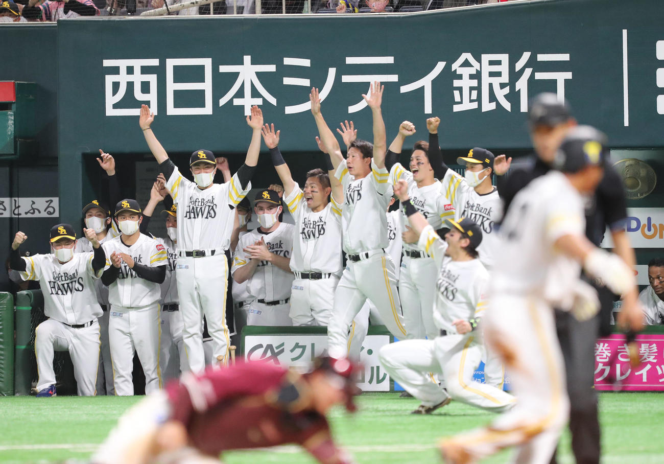 ソフトバンク対楽天　9回裏ソフトバンク2死一、二塁、上林は左前に同点適時打を放つ、盛り上がるベンチ（撮影・梅根麻紀）