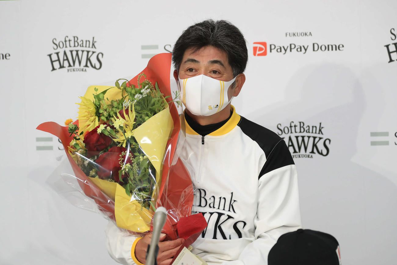 58歳の誕生日を迎え、報道陣から花束を贈られて笑顔を見せる工藤監督（球団提供）