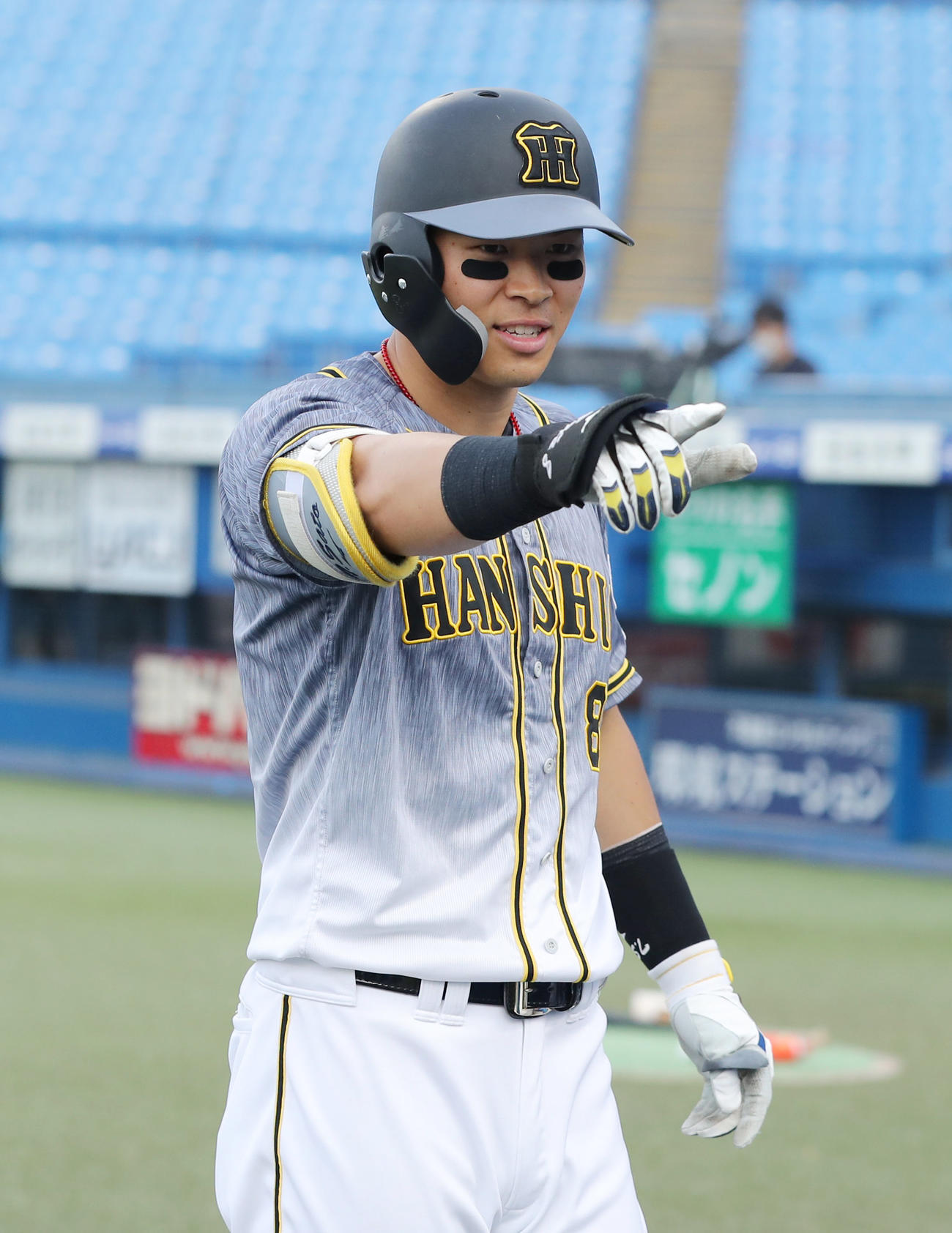 2戦連発となる9号を放ち「Zポーズ」を決める阪神佐藤輝明（2021年5月4日撮影）