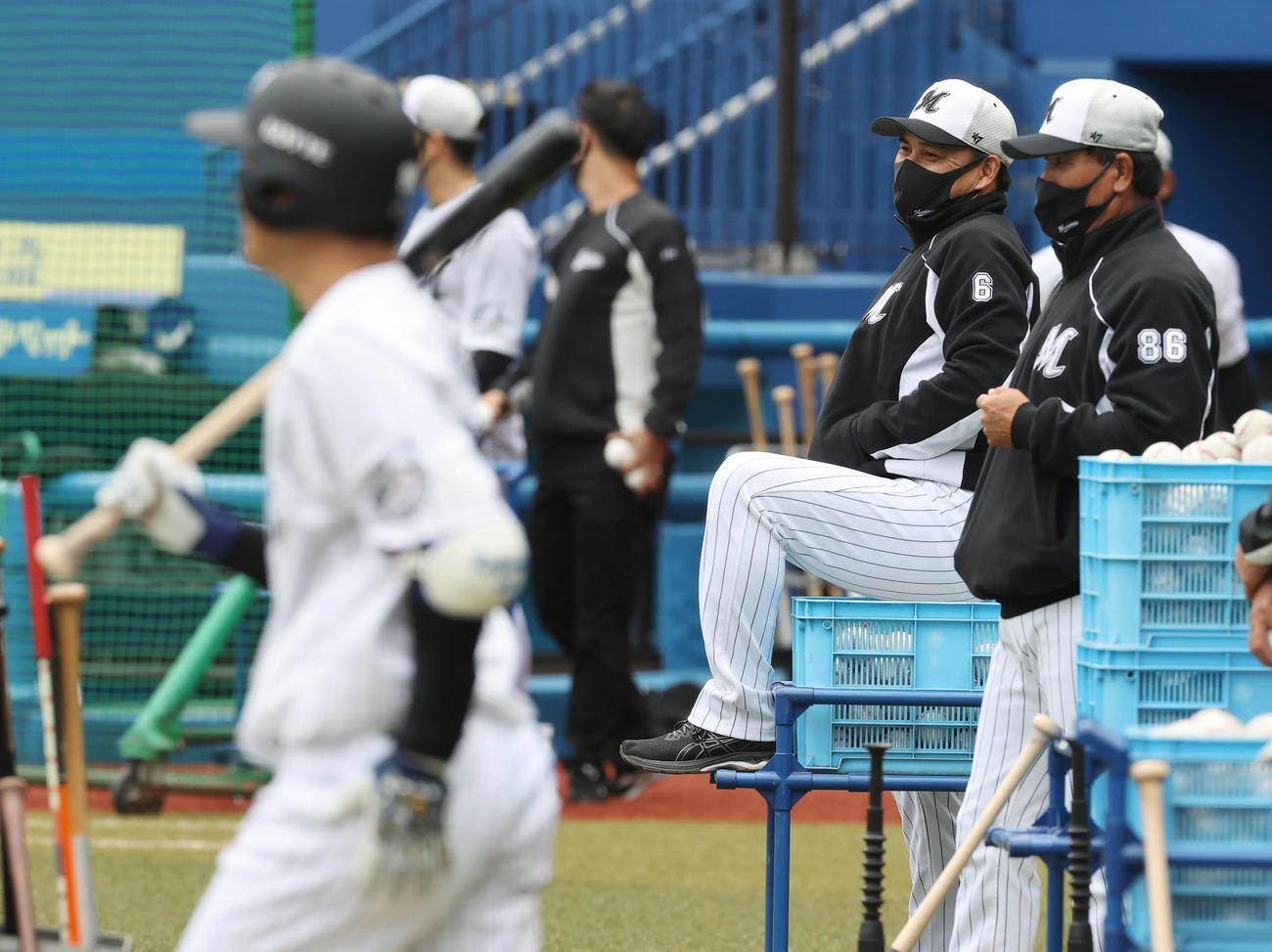 笑顔でシート打撃を行う選手たちを見つめるロッテ井口監督（右から2人目）（撮影・垰建太）