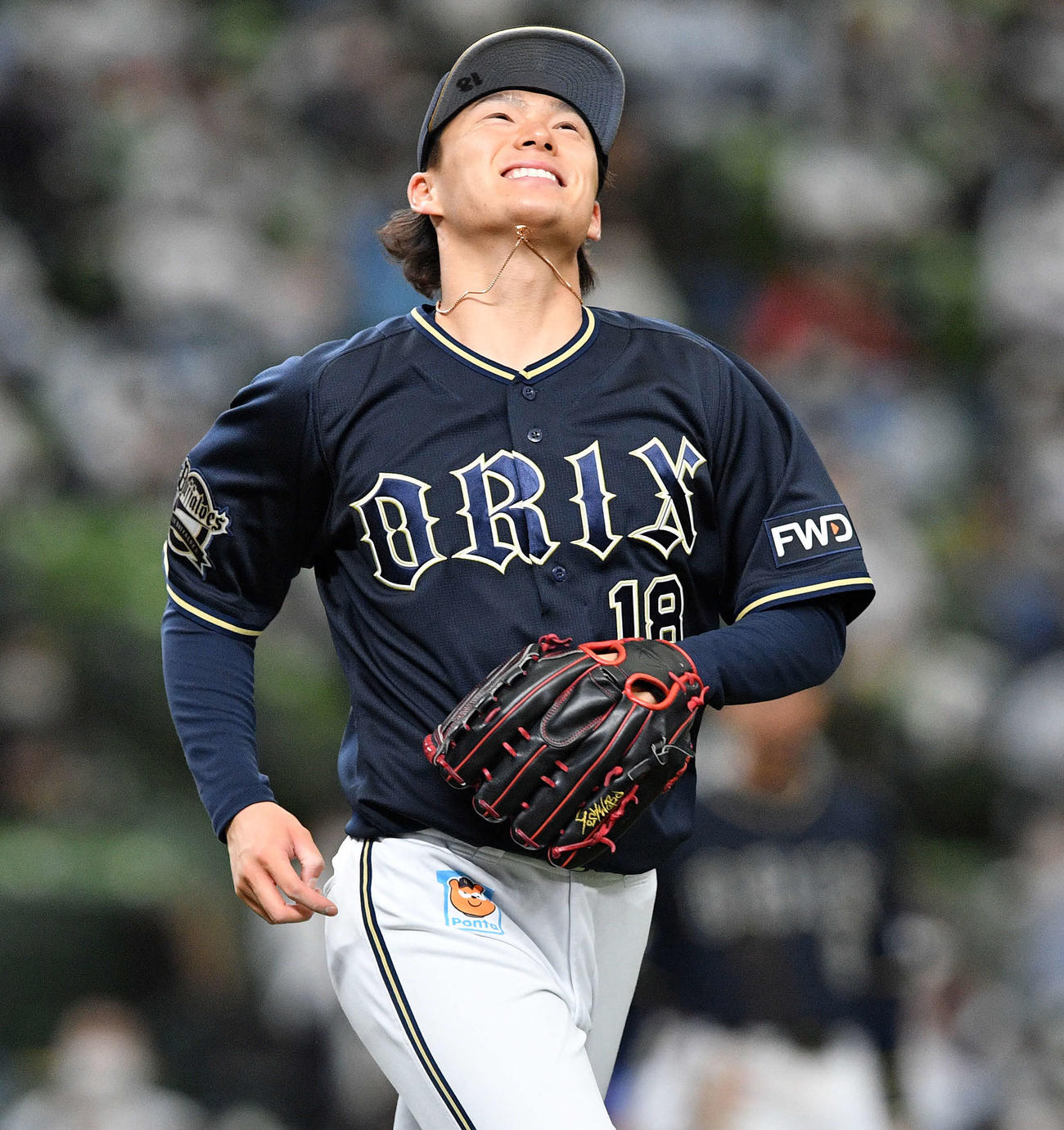 西武対オリックス　5回裏西武1死、源田にセーフティーバントを決められ苦笑いするオリックス山本（撮影・滝沢徹郎）