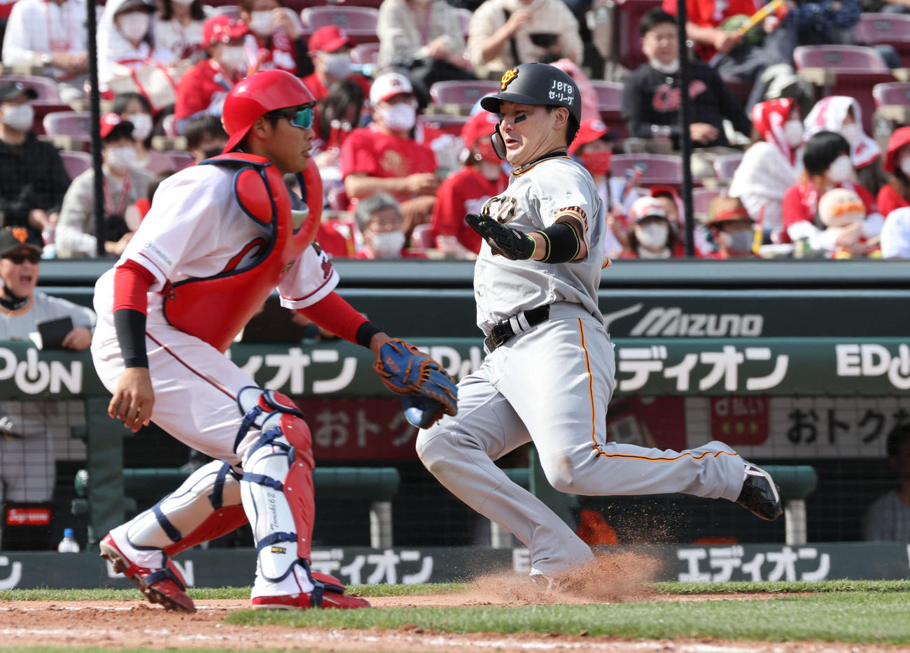 プロ野球広島対巨人　7回表巨人2死一塁、炭谷銀仁朗の中前適時二塁打で丸佳浩が生還。捕手は石原貴規（撮影・加藤孝規）