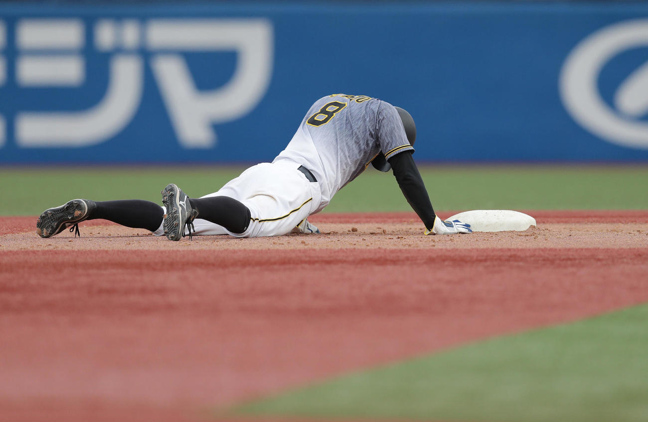 ヤクルト対阪神　7回表阪神2死二塁、けん制でアウトになる佐藤輝（撮影・前田充）
