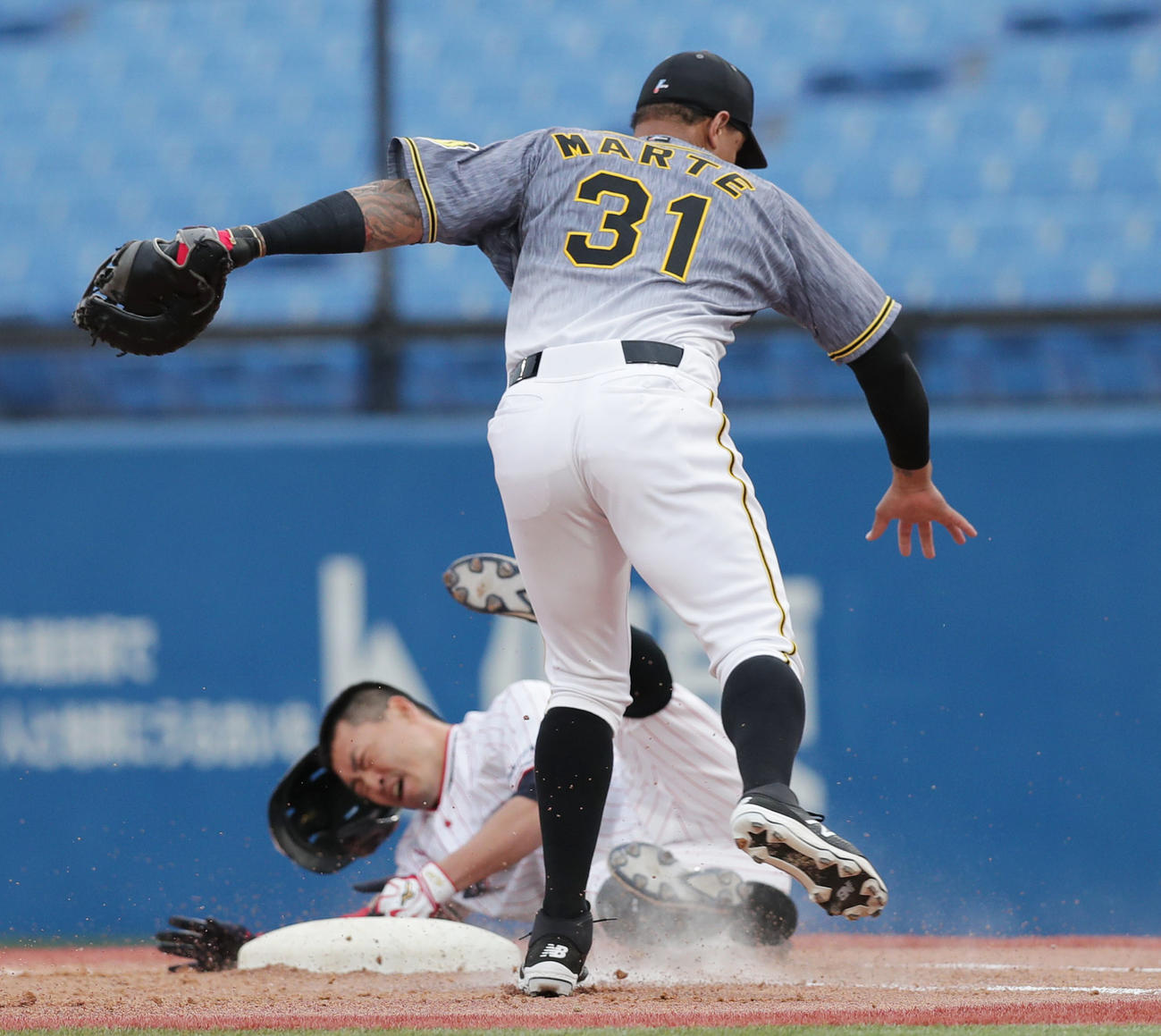 ヤクルト対阪神　8回裏ヤクルト2死三塁、遊撃内野安打を放ち一塁へ駆け込む青木。一塁手マルテ（撮影・前田充）