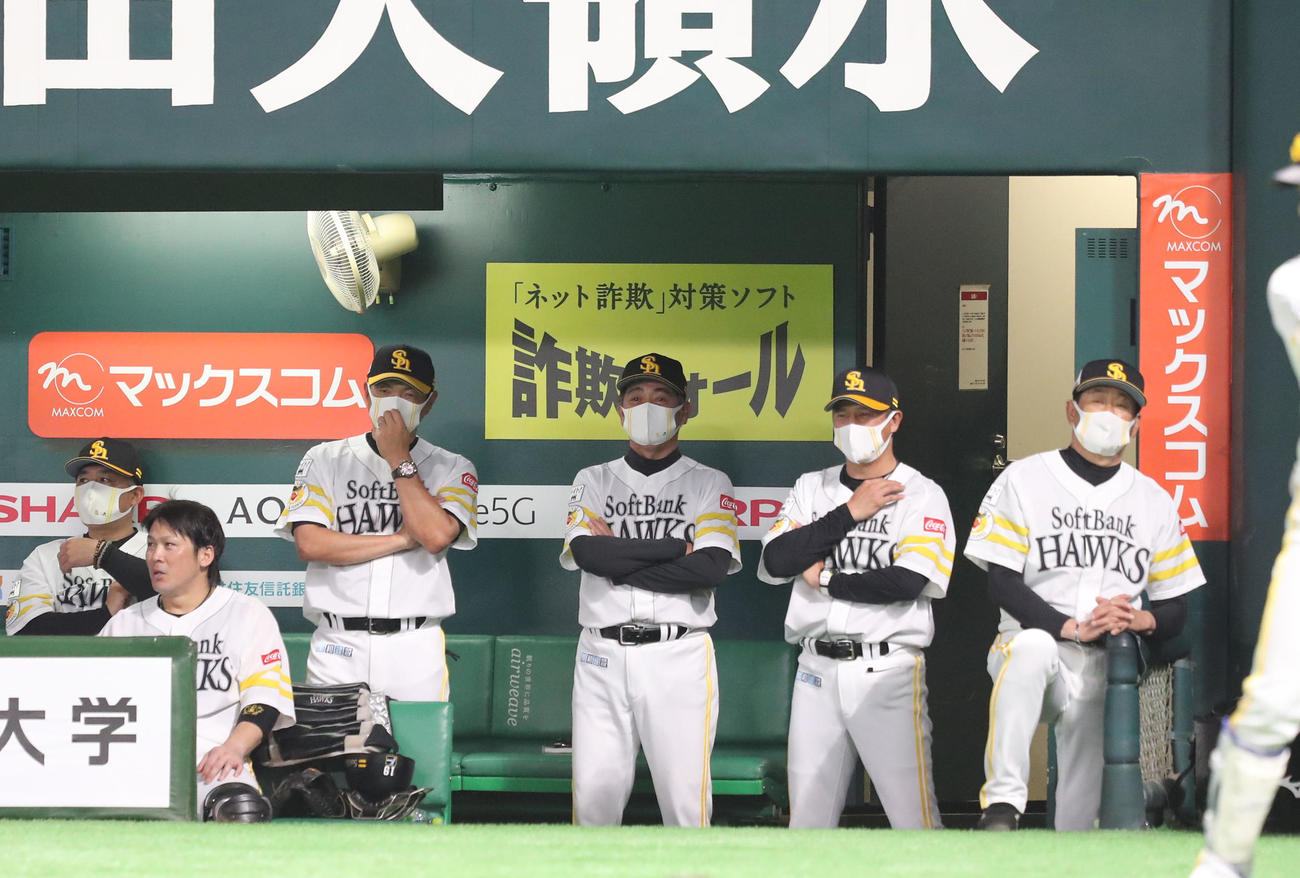 ソフトバンク対楽天　ベンチから試合を見守る工藤公康監督（撮影・梅根麻紀）