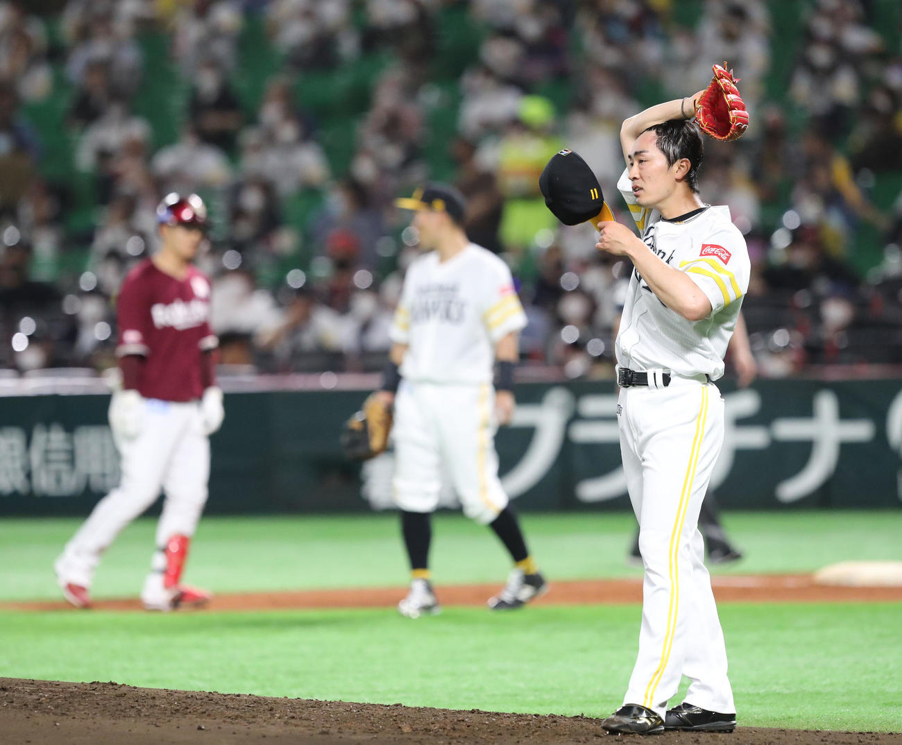 ソフトバンク対楽天　2回表楽天1死一、三塁、太田に左前適時打を浴びた和田（撮影・梅根麻紀）