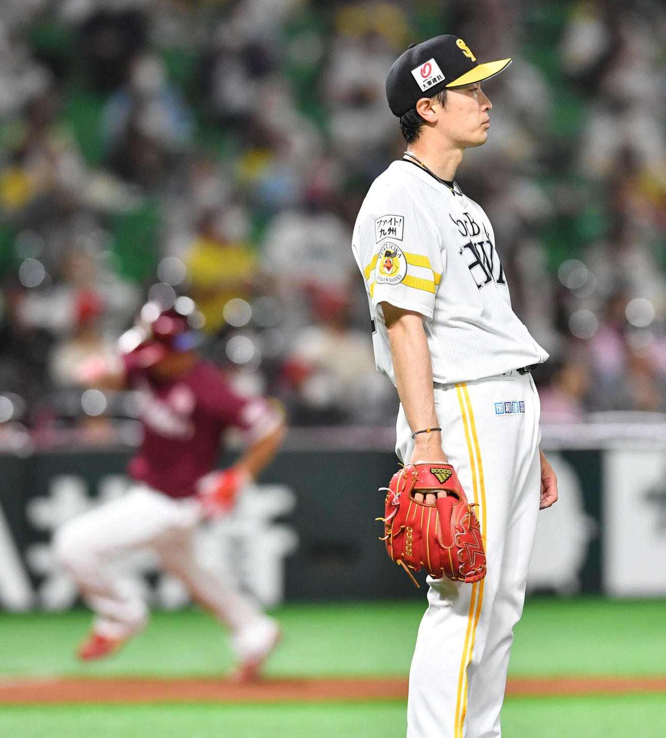 ソフトバンク対楽天　2回表楽天2死満塁、鈴木大に右中間を破られ、ぼうぜんと立ちつくす和田（撮影・岩下翔太）