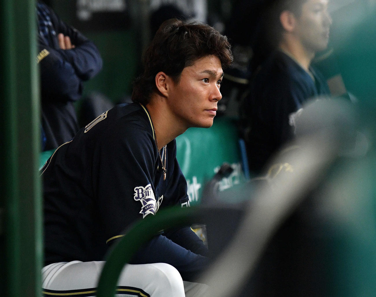 西武対オリックス　7回、交代しベンチから戦況を見つめるオリックス山本（撮影・滝沢徹郎）