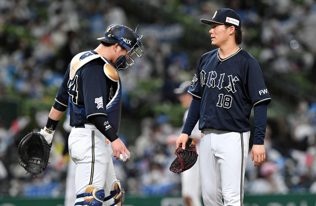 西武対オリックス　7回裏西武1死一塁、源田に適時三塁打を浴びたオリックス山本（右）と頓宮（撮影・滝沢徹郎）