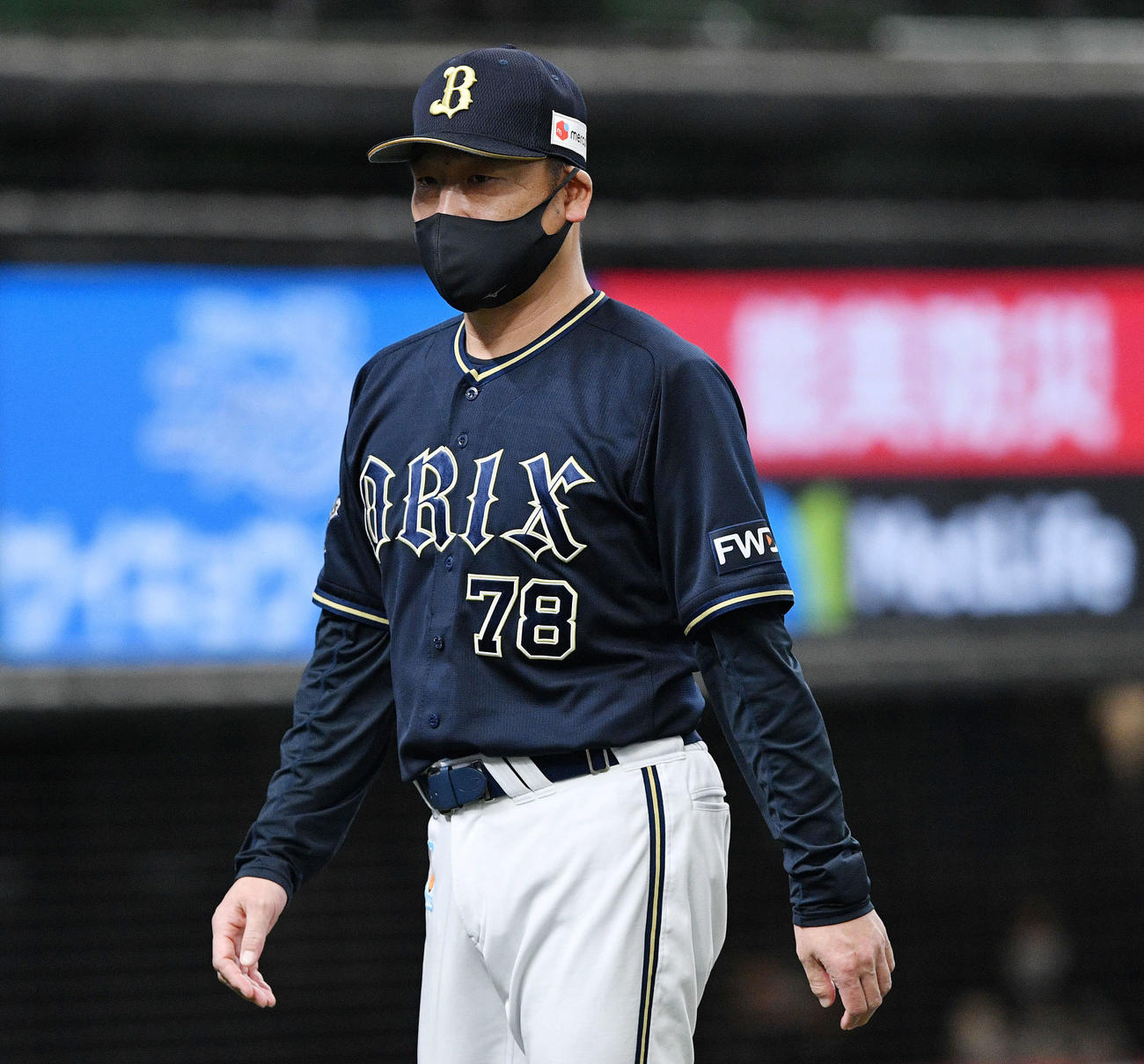 西武対オリックス　7回、投手の交代を告げるオリックス中嶋監督（撮影・滝沢徹郎）