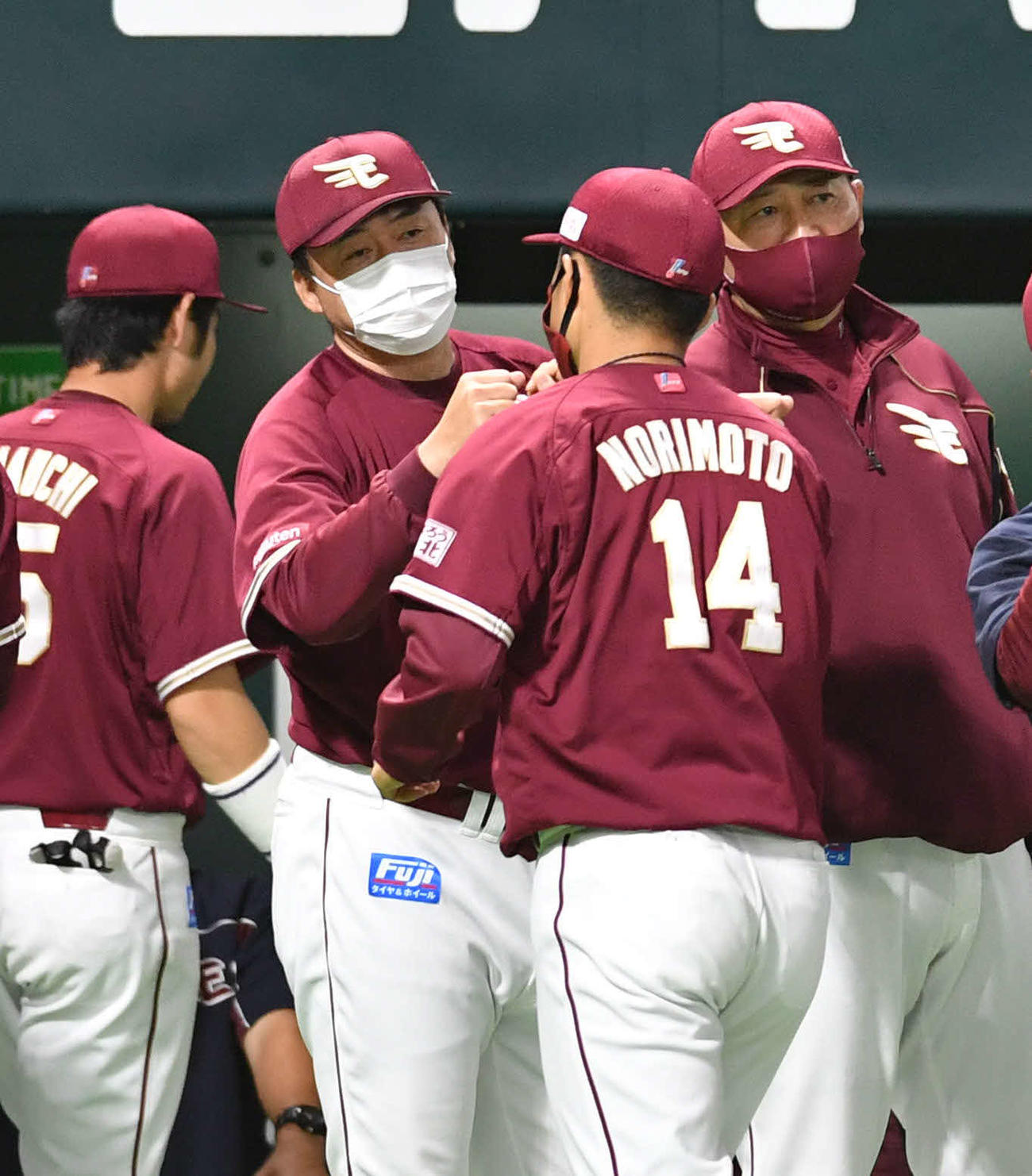 ソフトバンク対楽天　ソフトバンクと引き分け、則本昂（右から2人目）とグータッチする石井監督（撮影・岩下翔太）