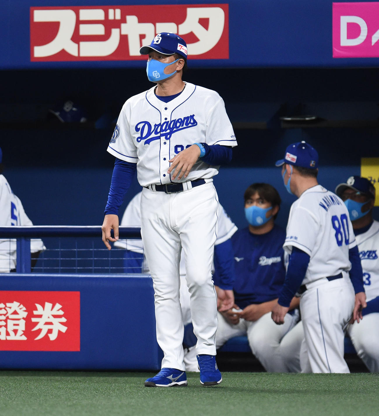 中日対DeNA 7回表DeNA2死一、三塁、投手交代を告げる与田監督（撮影・森本幸一）