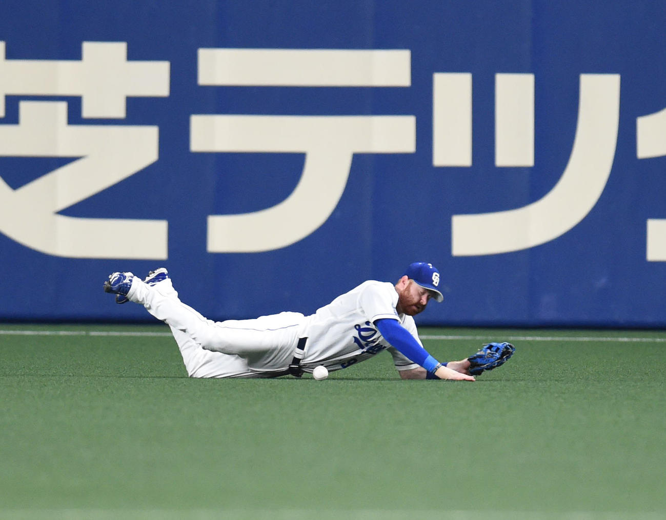 中日対DeNA 7回表DeNA2死満塁、桑原の打球に飛びつくも捕球できないガーバー（撮影・森本幸一）