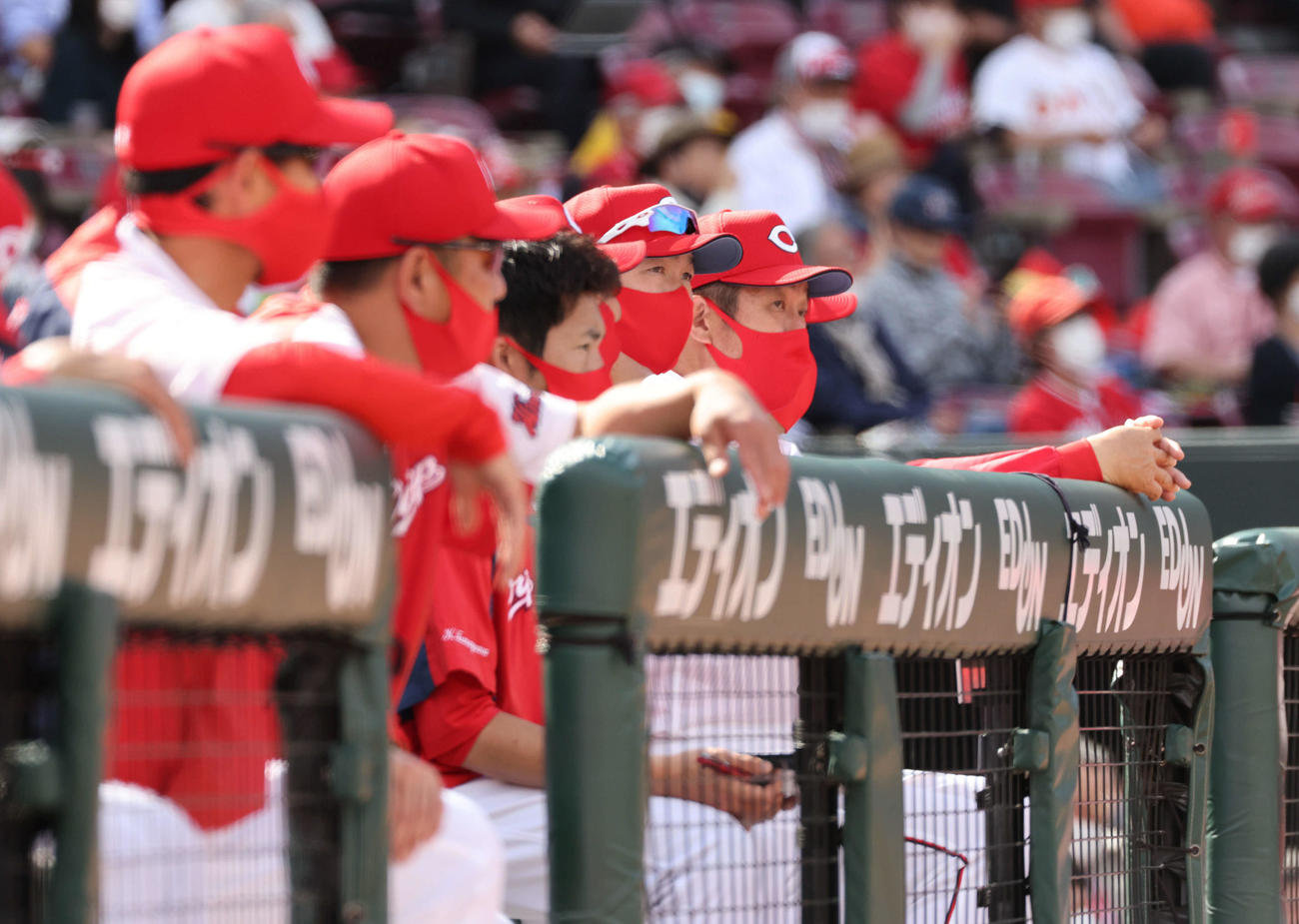 プロ野球広島対巨人　7回表巨人2死、ベンチの佐々岡真司監督（右）ら（撮影・加藤孝規）
