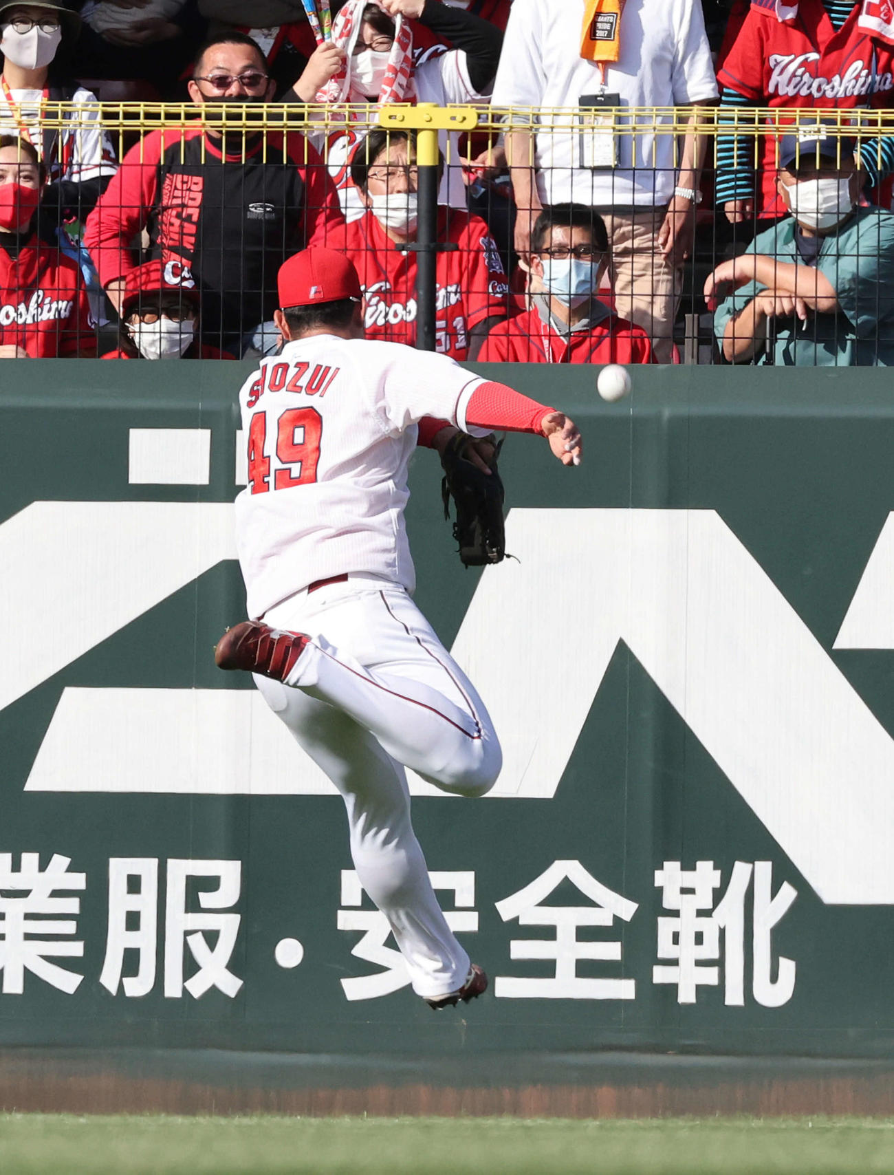プロ野球広島対巨人　9回表巨人2死二、三塁、代打の亀井善行の打球を捕れない正随優弥（撮影・加藤孝規）