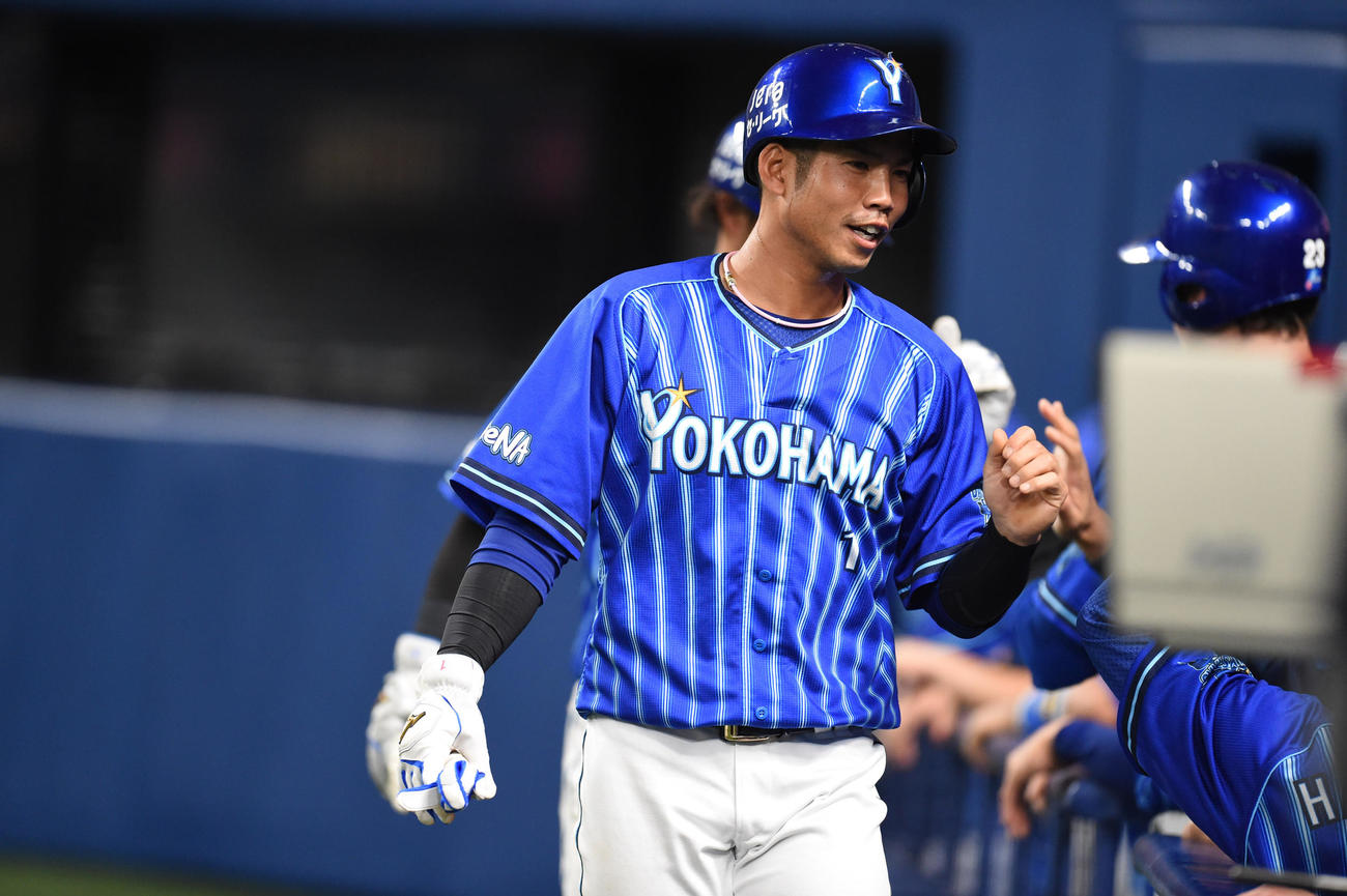 中日対DeNA 7回表DeNA2死二、三塁、山下の左前2点適時打で生還しナインとタッチを交わす桑原（撮影・森本幸一）