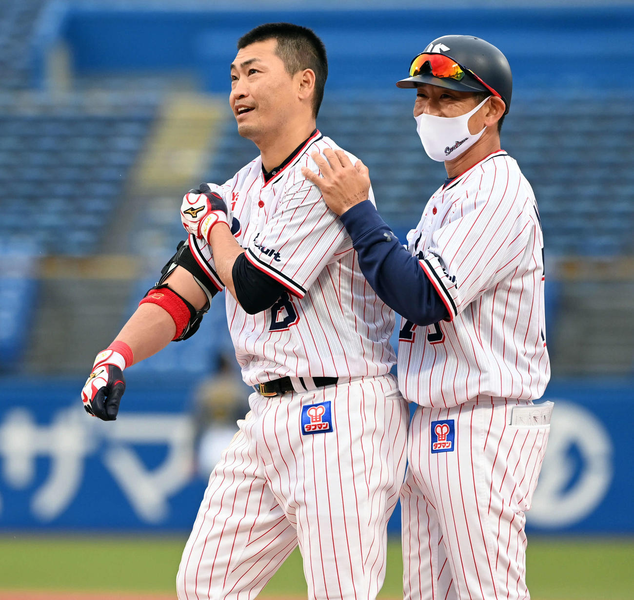 ヤクルト対阪神　8回裏ヤクルト2死三塁、同点の適時内野安打を決める青木（撮影・たえ見朱実）