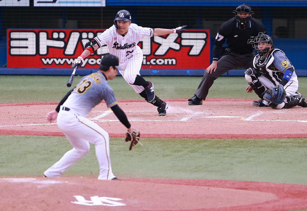 ヤクルト対阪神　8回裏ヤクルト2死三塁、岩崎から二塁適時内野安打を放つ青木（撮影・野上伸悟）