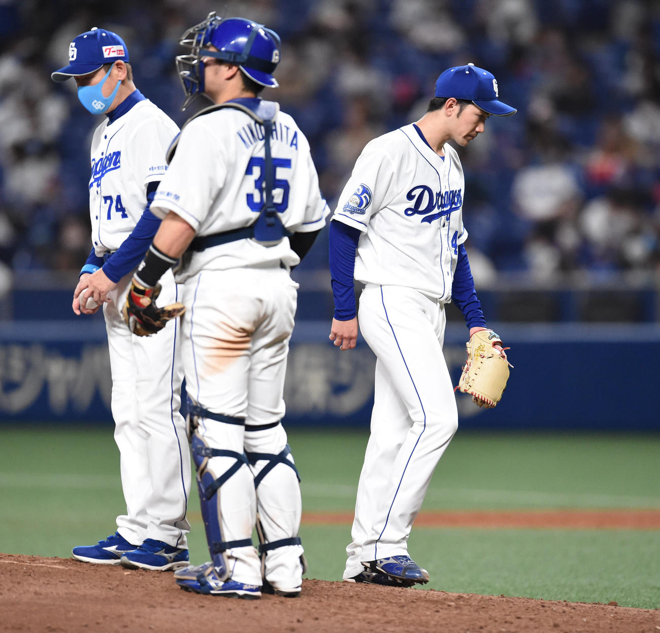 中日対DeNA 7回表DeNA2死一、三塁、マウンドを降りる中日先発の勝野（撮影・森本幸一）