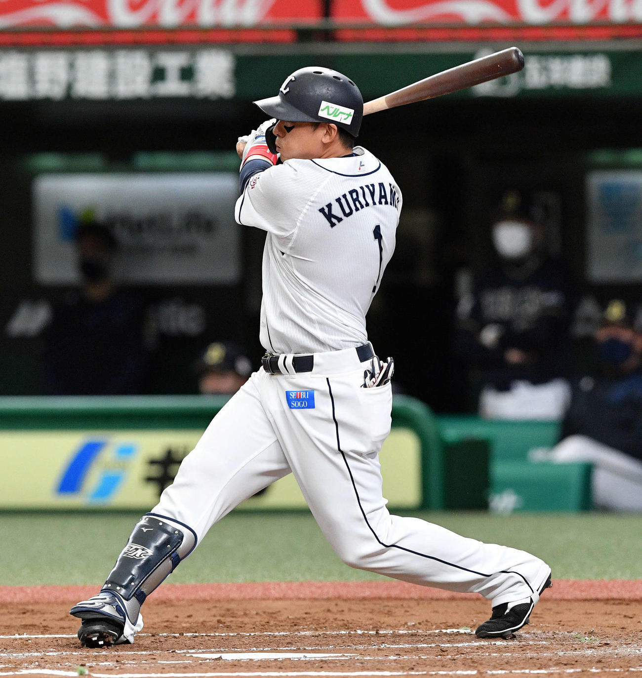 西武対オリックス　1回裏西武2死一、三塁、栗山は先制の中前適時打を放つ（撮影・滝沢徹郎）