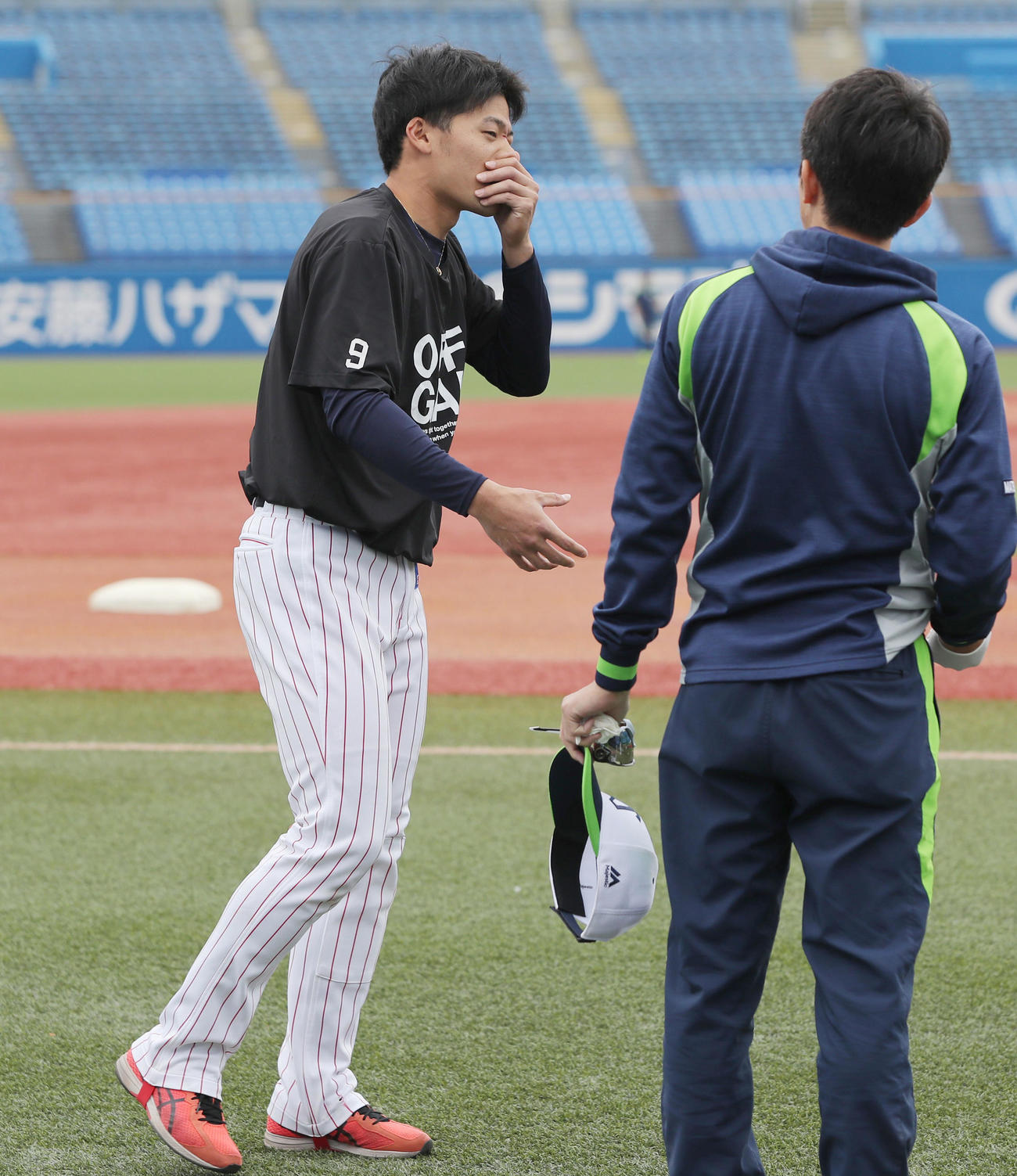 ヤクルト対阪神　試合前練習でメディシンボールが顔面に直撃し歯が折れ痛がるヤクルト塩見（撮影・前田充）