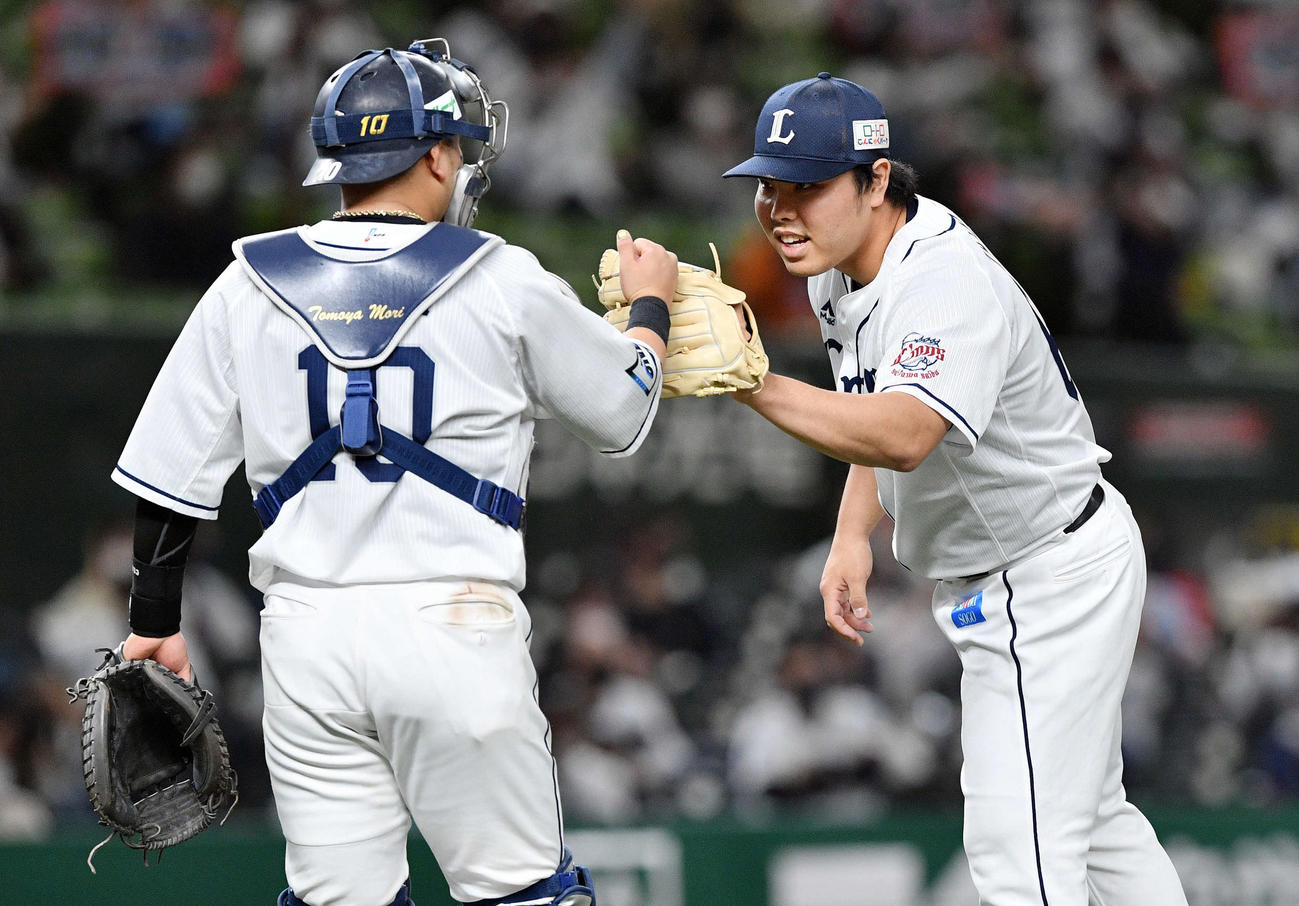 西武対オリックス　試合を締め、西武森（手前）とタッチを交わす平良（撮影・滝沢徹郎）